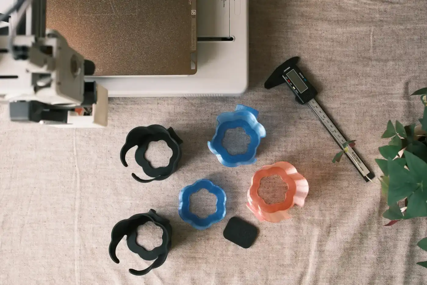 Atelier Reel studio with 3D printer and various filament spools